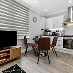 Southwark Serenity: Cozy Flat With Balcony