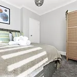 Southwark Serenity: Cozy Flat With Balcony